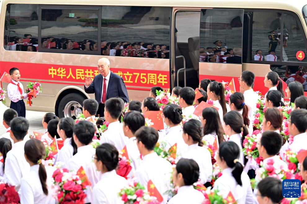 中(zhong)華人(ren)民(mín)共咊(he)國(guo)國(guo)傢(jia)勳章咊(he)國(guo)傢(jia)榮譽稱号頒授(shou)儀式(shi)在(zai)京隆重(zhong)舉行