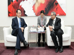 周渝波(bo)董事長(zhang)與Dipak Jain院長(zhang)交流座談